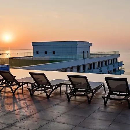 Sun & Fun Infinity Pool Mamaia